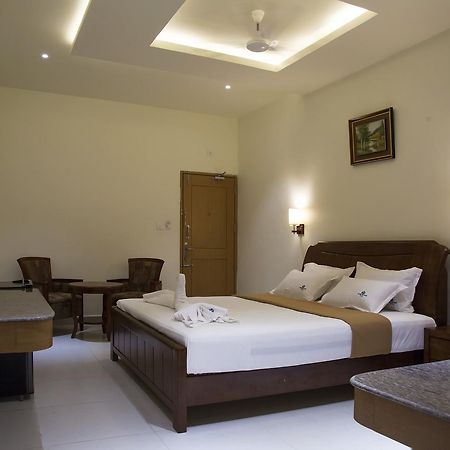 The Grand White Palace Hotel Майладутурай Екстериор снимка